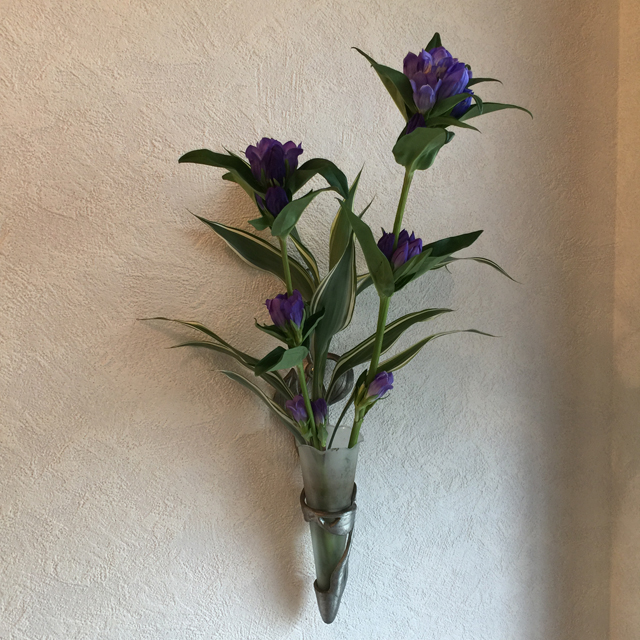 今日（9/19）の誕生花の「オミナエシ（女郎花）」を壁掛け仏壇「鏡壇ミラリエ」に飾ってみました。