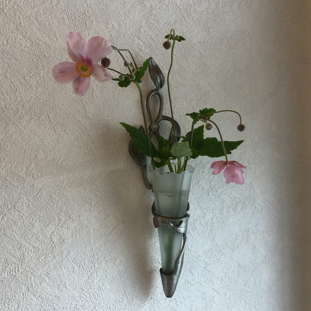 壁掛け仏壇「鏡壇ミラリエ」にに10月7日の誕生花の「シュウメイギク（秋明菊）」を飾りました。