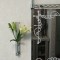 壁掛け仏壇「鏡壇ミラリエ」に今日（11/18）の誕生花「シラユリ（白百合）」の花を飾ってみました。