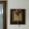壁掛け仏壇「鏡壇ミラリエ」に今日（12/20）の誕生花の「濃いピンクのアルストロメリア」を飾ってみました。