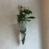 壁掛け仏壇「鏡壇ミラリエ」に今日（12/26）の誕生花の「白いブバルディア」を飾ってみました。