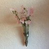 壁掛け仏壇「鏡壇ミラリエ」に今日（12/9）の誕生花の「ピンク色のスイートピー」を飾ってみました。