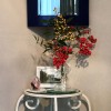 壁掛け仏壇「鏡壇ミラリエ」に今日（12/29）の誕生花の「ナンテン（南天）」を飾ってみました。