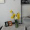 壁掛け仏壇「鏡壇ミラリエ」に今日（1/3）の誕生花の「スイセン（水仙）」を飾ってみました。