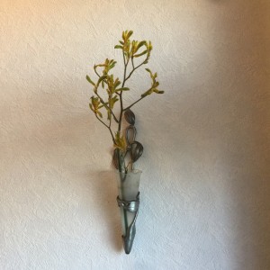 壁掛け仏壇「鏡壇ミラリエ」に今日（106）の誕生花「カンガルーポー」を飾ってみました。