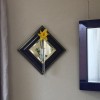 壁掛け仏壇「鏡壇ミラリエ」に今日（3/1）の誕生花の「黄色いスイセン（水仙）」を飾ってみました。