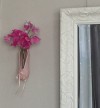 壁掛け仏壇「鏡壇ミラリエ」に今日（3/20）の誕生花の「ピンク色のスイートピー」を飾ってみました。
