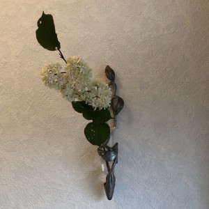 壁掛け仏壇「鏡壇ミラリエ」に今日（6/12）の誕生花の「ライラック」を飾ってみました。