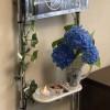 壁掛け仏壇「鏡壇ミラリエ」に今日（6/4）の誕生花の「青いアジサイ（紫陽花）」を飾ってみました。