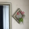 壁掛け仏壇「鏡壇ミラリエ」に今日（7/3）の誕生花の「グロリオサ」を飾ってみました。