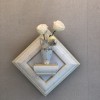 壁掛け仏壇「鏡壇ミラリエ」に今日（7/18）の誕生花の「白いトルコキキョウ（土耳古桔梗）」を飾ってみました。