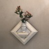 壁掛け仏壇「鏡壇ミラリエ」に今日（8/27）の誕生花の「ヒペリカム」を飾ってみました。
