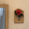 壁掛け仏壇「鏡壇ミラリエ」に今日（8/25 ）の誕生花の「赤いハイビスカス）」を飾ってみました。
