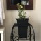 壁掛け仏壇「鏡壇ミラリエ」に今日（11/20）の誕生花の「ビデンス（ウィンターコスモス）」を飾ってみました。