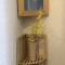 壁掛け仏壇「鏡壇ミラリエ」に今日（12/4）の誕生花の「オンシジューム（群雀蘭）」を飾ってみました。