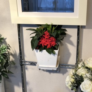 壁掛け仏壇「鏡壇ミラリエ」に今日（12/6）の誕生花の「サンタンカ（山丹花）」を飾ってみました。