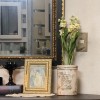 壁掛け仏壇「鏡壇ミラリエ」に今日（1/10）の誕生花の「ストック（紫羅欄花）」を飾ってみました。