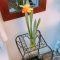 壁掛け仏壇「鏡壇ミラリエ」に今日（3/4）の誕生花の「クチベニズイセン（口紅水仙）」を飾ってみました。