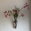 壁掛け仏壇「鏡壇ミラリエ」に今日（4/23）の誕生花の「ハナミズキ（花水木）」を飾ってみました。