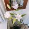 壁掛け仏壇「鏡壇ミラリエ」に5月19日の誕生花の「ユリ（百合）」を飾ってみました。