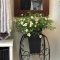 壁掛け仏壇「鏡壇ミラリエ」に今日（6/20）の誕生花の「カリブラコア」を飾ってみました。