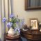 壁掛け仏壇「鏡壇ミラリエ」に今日（10/23）の誕生花の「プルンバーゴ（瑠璃茉莉）」を飾ってみました。