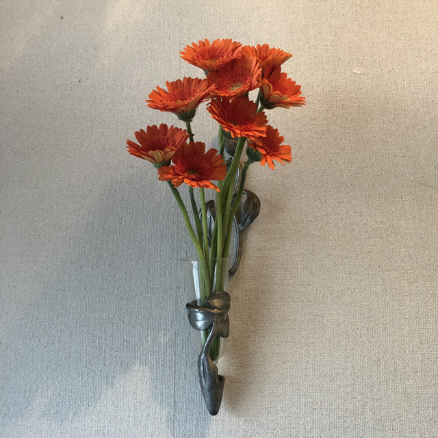 壁掛け仏壇「鏡壇ミラリエ」に今日（10/8）の誕生花の「橙色のガーベラ（大千本槍）」を飾ってみました。