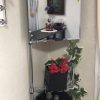 壁掛け仏壇「鏡壇ミラリエ」に今日（12/5）の誕生花の「ポインセチア（猩々木）」を飾ってみました。