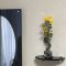 壁掛け仏壇「鏡壇ミラリエ」に今日（1/14）の誕生花の「スプレーマム（西洋菊）」を飾ってみました。