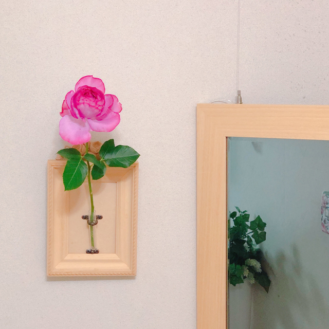 壁掛け仏壇「鏡壇ミラリエ」に今日（7/3）の誕生花の「ピンクのバラ（薔薇）」を飾ってみました。