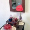 壁掛け仏壇「鏡壇ミラリエ」に今日（8/7）の誕生花の「赤いアンスリウム（紅団扇）」を飾ってみました。