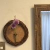 壁掛け仏壇「鏡壇ミラリエ」に今日（8/3）の誕生花の「スカビオサ（松虫草）」を飾ってみました。