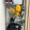壁掛け仏壇「鏡壇ミラリエ」に今日（8/15）の誕生花の「ヒマワリ（向日葵）」を飾ってみました。