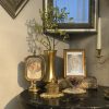 壁掛け仏壇「鏡壇ミラリエ」に今日（8/13）の誕生花の「緑のカンガルーポー（アニゴサントス）」を飾ってみました。