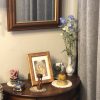 壁掛け仏壇「鏡壇ミラリエ」に今日（11/14）の誕生花の「デルフィニウム（大飛燕草）」を飾ってみました。