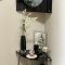 壁掛け仏壇「鏡壇ミラリエ」に今日（11/28）の誕生花の「シルバーキャット（アエルバ）」を飾ってみました。
