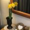 壁掛け仏壇「鏡壇ミラリエ」に今日（12/29）の誕生花の「スイセン（水仙）」を飾ってみました。