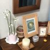 壁掛け仏壇「鏡壇ミラリエ」に今日（12/19）の誕生花の「スノーフレーク（鈴蘭水仙）」を飾ってみました。