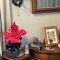 壁掛け仏壇「鏡壇ミラリエ」に今日（12/3）の誕生花の「赤いポインセチア（猩々木）」を飾ってみました。