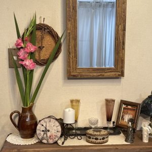 壁掛け仏壇「鏡壇ミラリエ」に今日（12/4）の誕生花の「冬咲きのグラジオラス（唐菖蒲）」を飾ってみました。