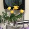 壁掛け仏壇「鏡壇ミラリエ」に今日（1/12）の誕生花の「黄色のバラ（薔薇）」を飾ってみました。