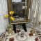 壁掛け仏壇「鏡壇ミラリエ」に今日（2/11）の誕生花の「黄色のガーベラ（大千本槍）」を飾ってみました。