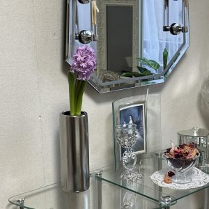 壁掛け仏壇「鏡壇ミラリエ」に今日（3/27）の誕生花の「ヒヤシンス（風信子）」を飾ってみました。