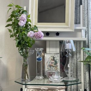 壁掛け仏壇「鏡壇ミラリエ」に今日（5/11）の誕生花の「ライラック（紫丁香花）」を飾ってみました。
