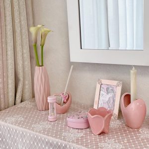 壁掛け仏壇「鏡壇ミラリエ」に今日（5/23）の誕生花の「カラー（阿蘭陀海芋）」を飾ってみました。