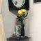壁掛け仏壇「鏡壇ミラリエ」に今日（5/7）の誕生花の「黄色のバラ（薔薇）」を飾ってみました。