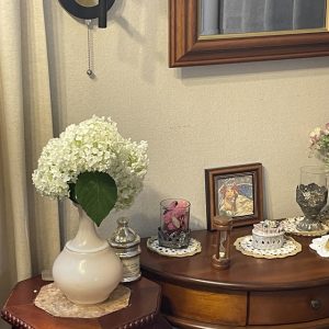 壁掛け仏壇「鏡壇ミラリエ」に今日（9/18）の誕生花の「アナベル（白い紫陽花）」を飾ってみました。