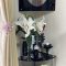 壁掛け仏壇「鏡壇ミラリエ」に今日（11/18）の誕生花の「シラユリ（白百合）」を飾ってみました。
