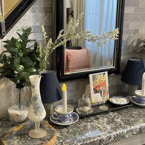 壁掛け仏壇「鏡壇ミラリエ」に今日（11/28）の誕生花の「シルバーキャット（アエルバ）」を飾ってみました。