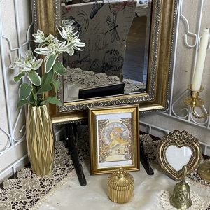 壁掛け仏壇「鏡壇ミラリエ」に今日（1/28）の誕生花の「ハツユキソウ（初雪草）」を飾ってみました。